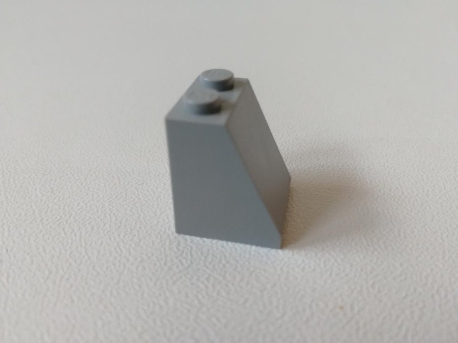 Lego - sned - slope - 2x2x2 65 - part 3678 - ljusgrå (bluish)