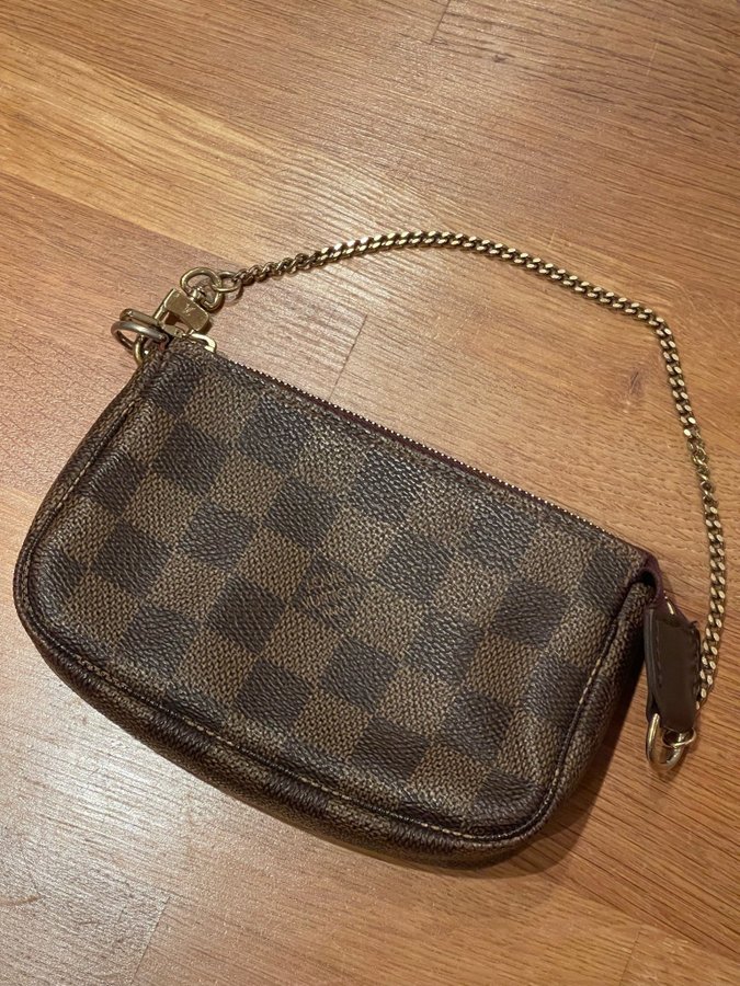 Louis Vuitton - Mini Pochette Accessoires in Damier Ebene canvas