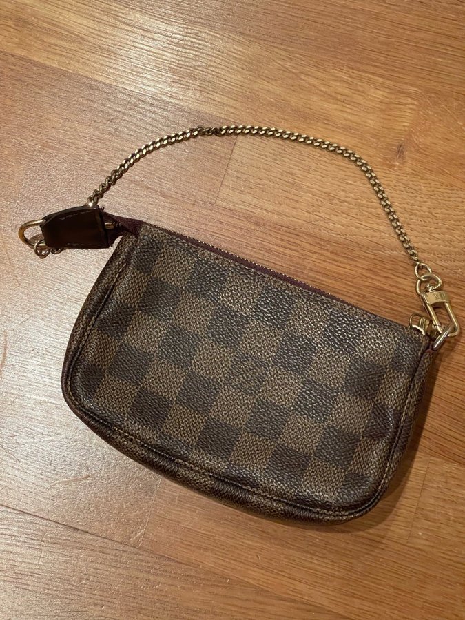 Louis Vuitton - Mini Pochette Accessoires in Damier Ebene canvas