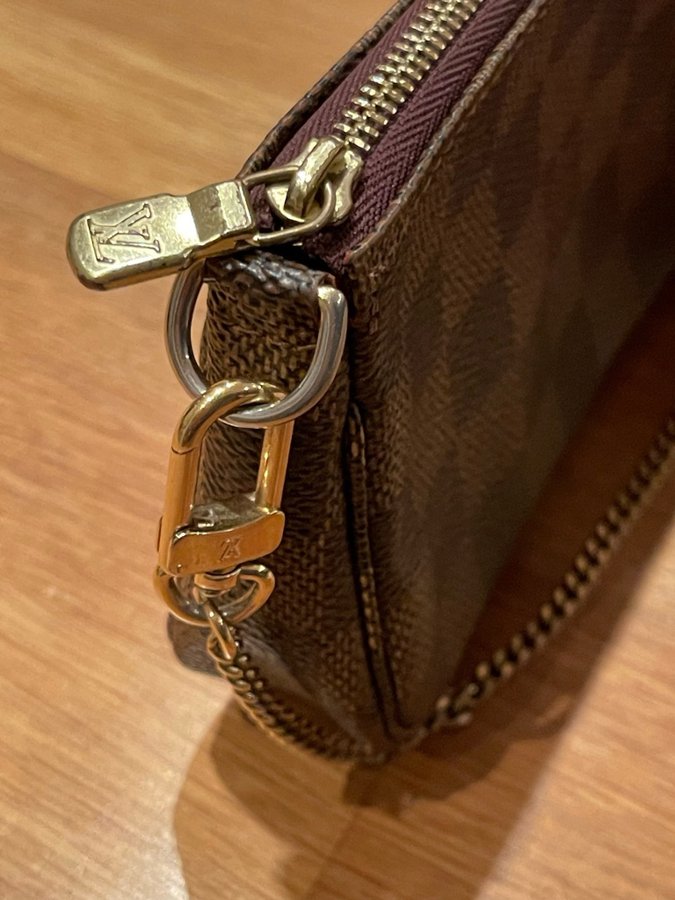 Louis Vuitton - Mini Pochette Accessoires in Damier Ebene canvas