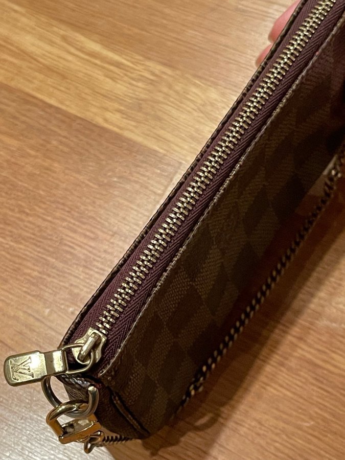 Louis Vuitton - Mini Pochette Accessoires in Damier Ebene canvas