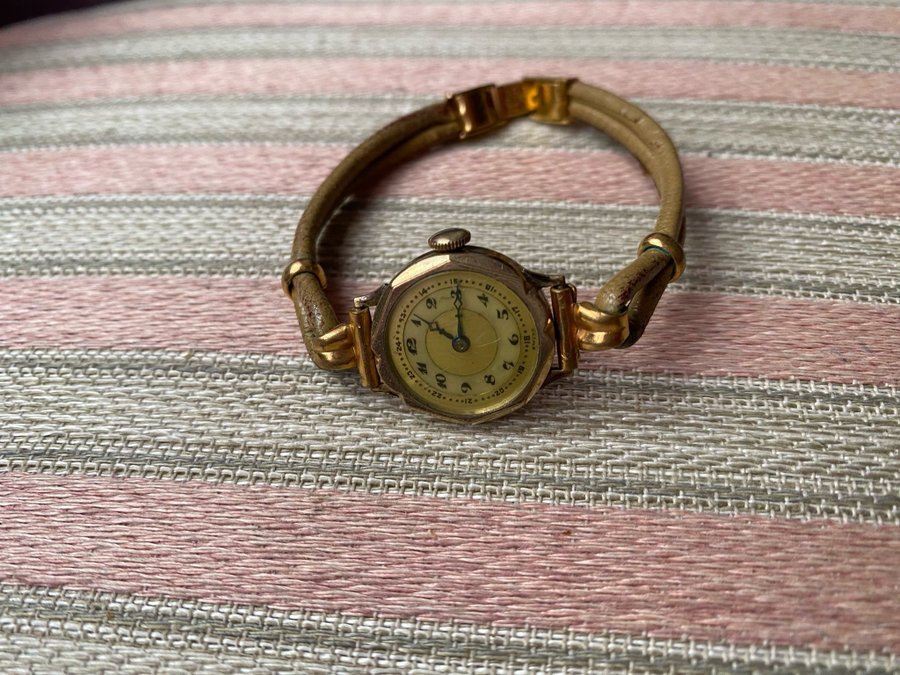 Retro Swiss guldiga damklocka i fint skinnarnband ,vintage 1900-tal