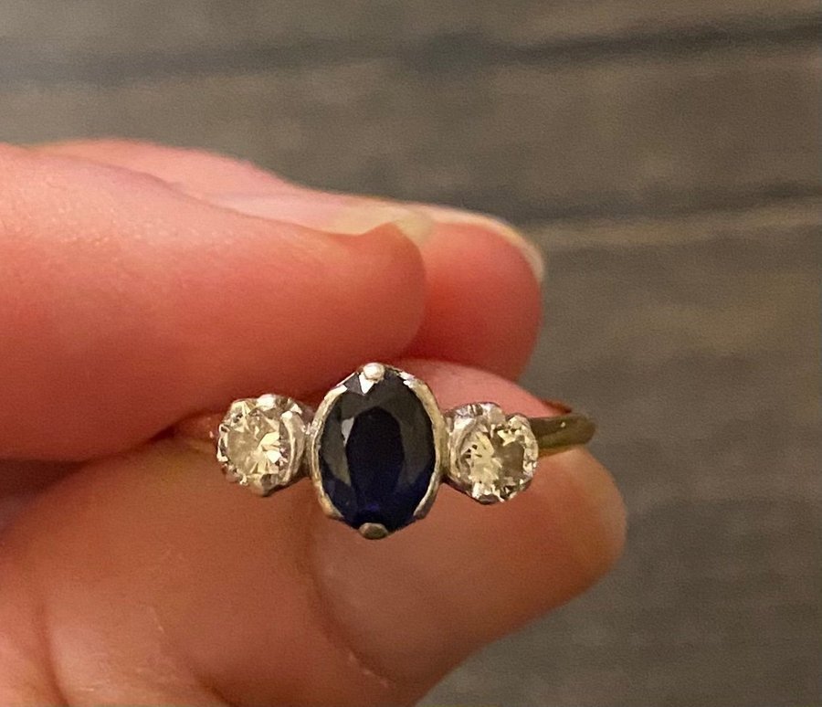 FYND! Ovanlig Guldring i 18k guld med safir och diamanter värderad till 7500:-!