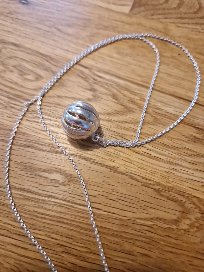 Silverfärgat halsband med lång kedja