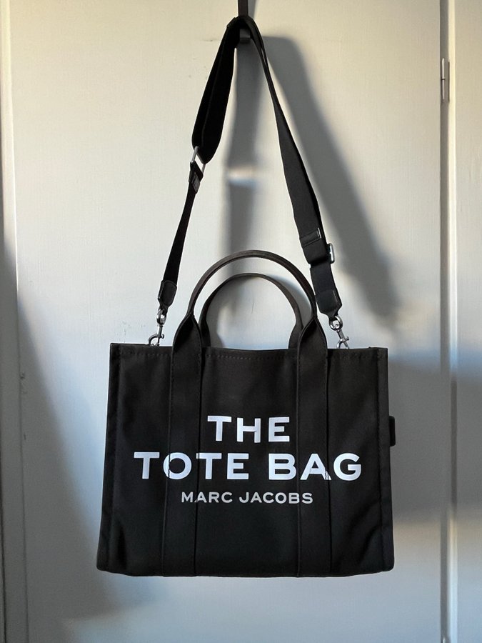 THE TOTE BAG - MARC JACOBS CANVAS MED DRAGKEDJA