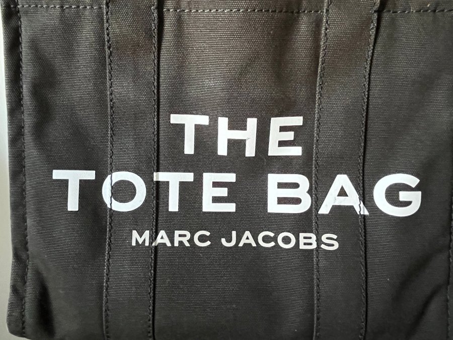 THE TOTE BAG - MARC JACOBS CANVAS MED DRAGKEDJA