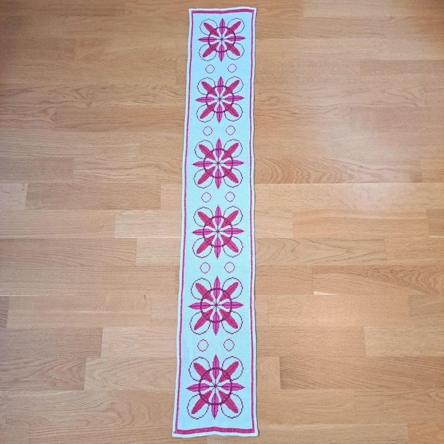 Handbroderad löpare fönsterremsa advent