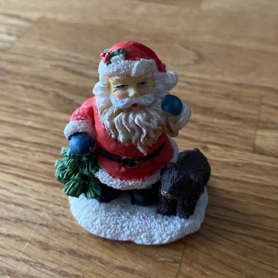 Jultomtefigur med björn