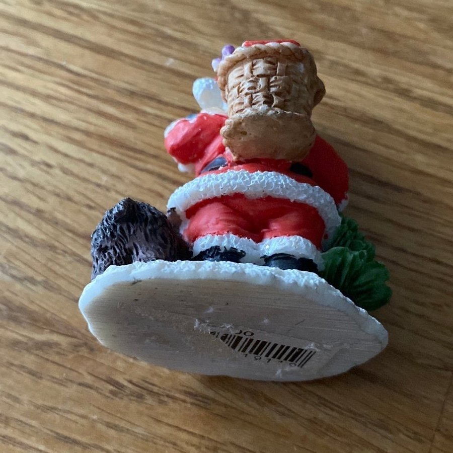 Jultomtefigur med björn