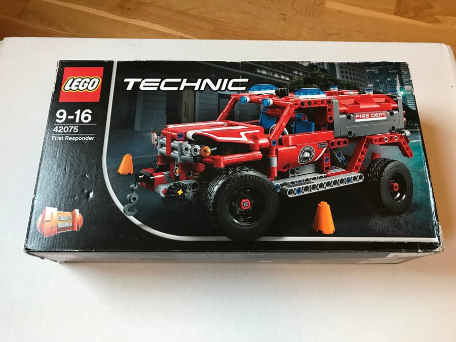 Lego Technic 42075 - First Responder - NYTT! OANVÄNT! - JULKLAPPSTIPS