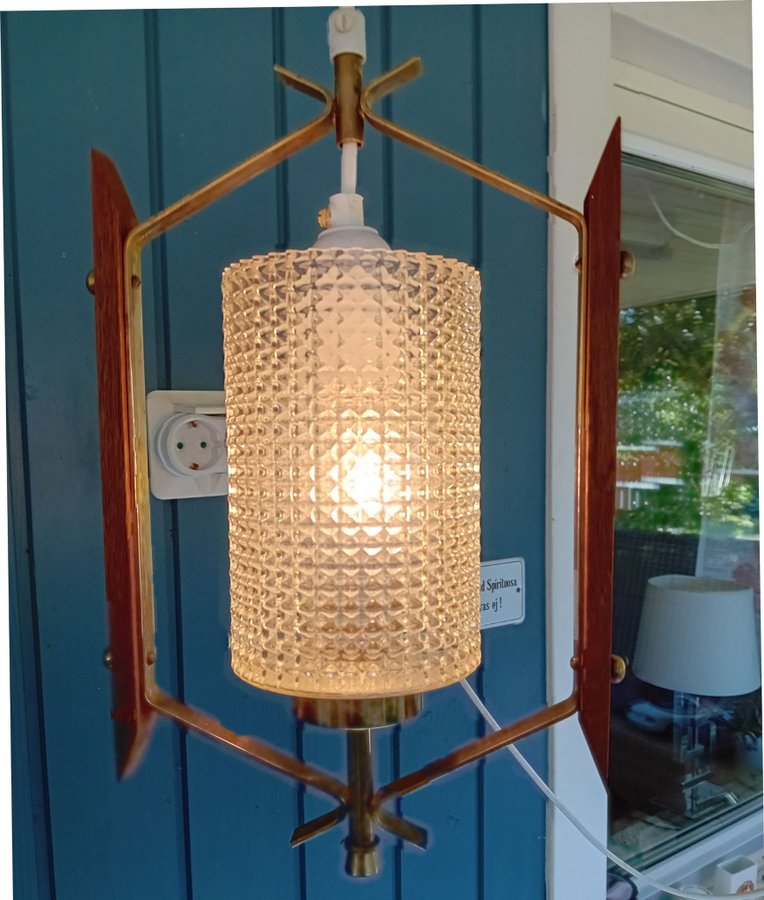 Taklampa mässing teak våffelglas Retro