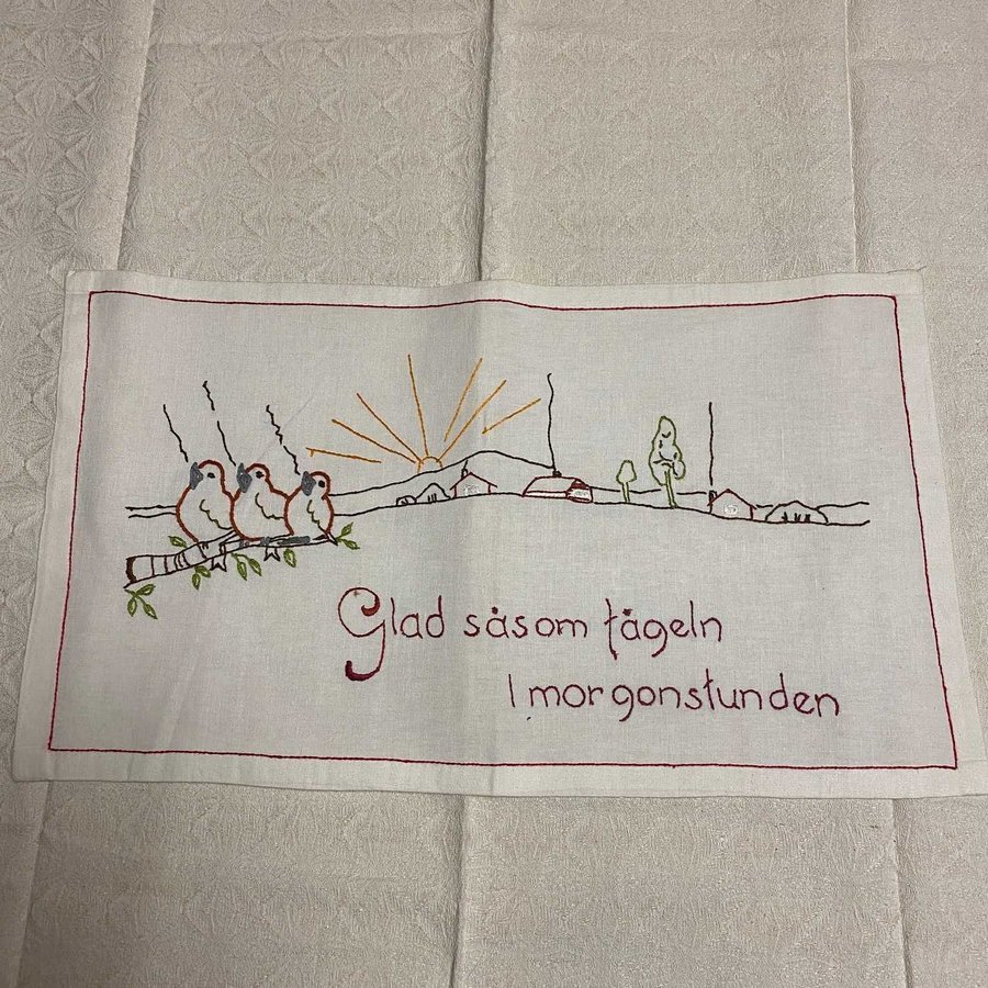 Bonad väggbonad broderad Glad såsom fågeln 66 x 47 cm