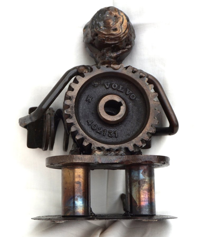 Metallskulptur av JOHN HILMERSSON vikt 2250 g.