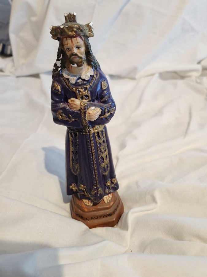 Jesusfigur i lila kläder