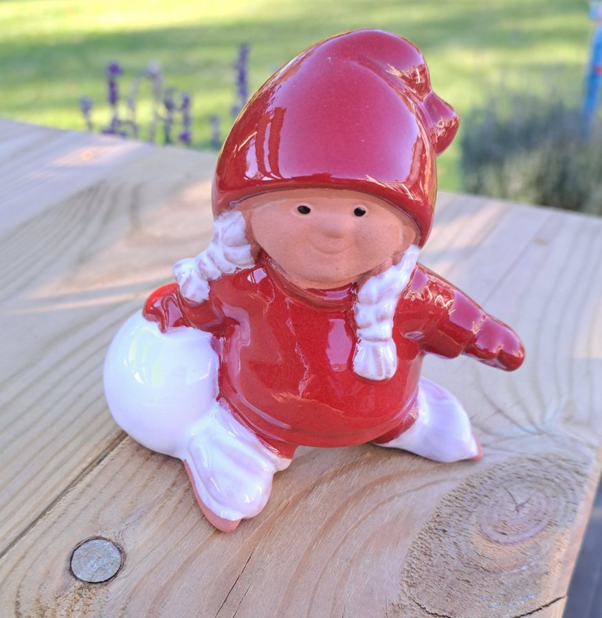 JIE tomte flicka på skridskor keramik figurin 10 cm hög Eva Jarenskog