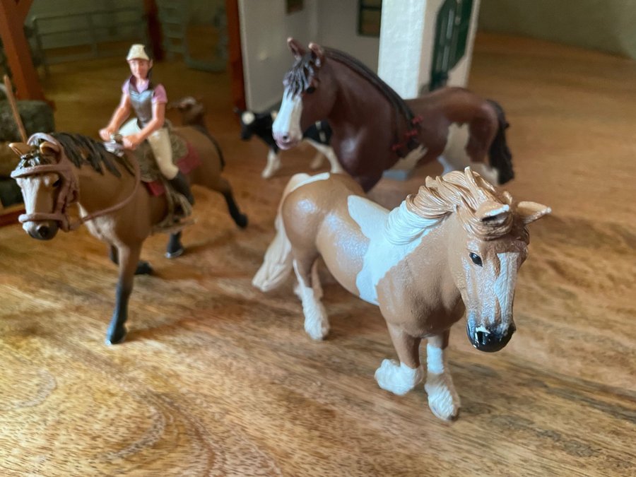 Schleich Stall med tillbehör