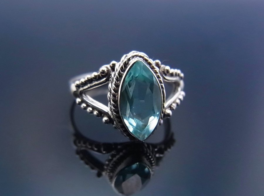 ART DECO RING MIT AQUAMARIN-SPINELL Silber.