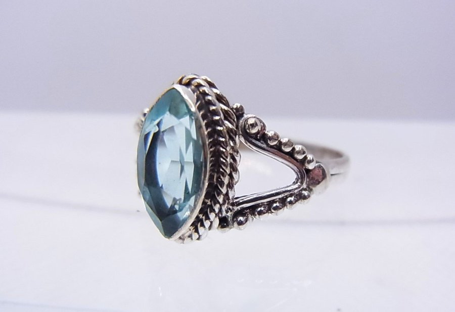 ART DECO RING MIT AQUAMARIN-SPINELL Silber.