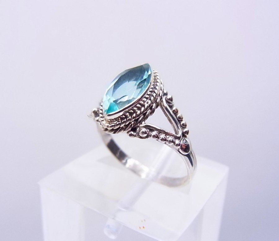 ART DECO RING MIT AQUAMARIN-SPINELL Silber.