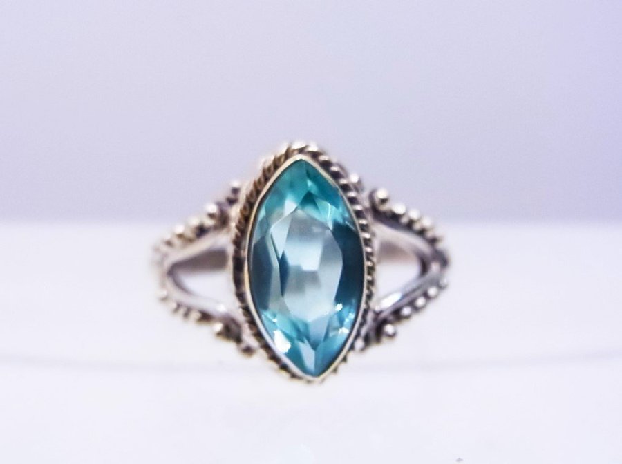 ART DECO RING MIT AQUAMARIN-SPINELL Silber.