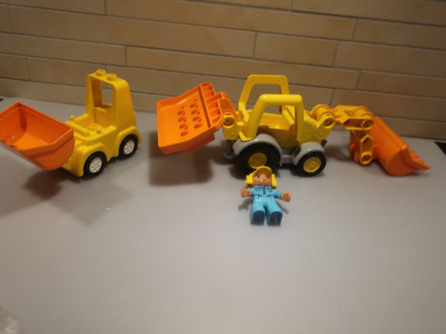 Lego - Duplo - 2 olika Grävmaskin - dumpers med 1 gubbe