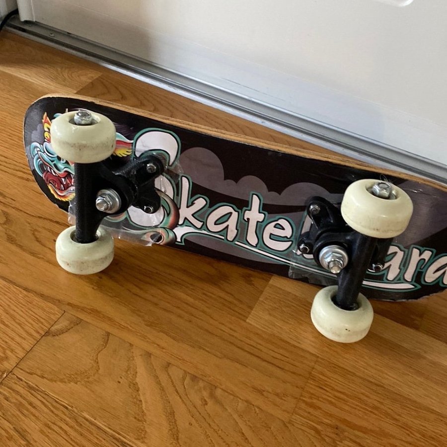 Skateboard med drakmotiv längd 43 cm