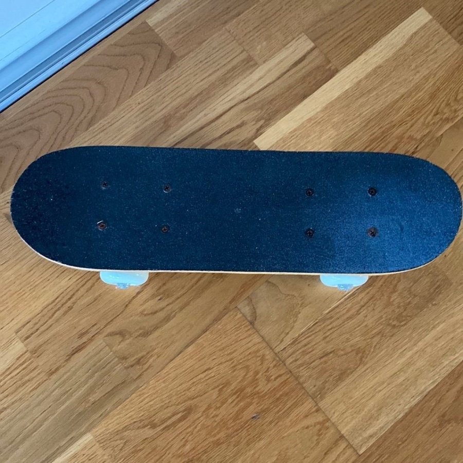 Skateboard med drakmotiv längd 43 cm