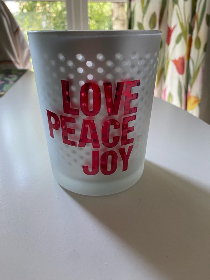 Ljuslykta med texten "Love Peace Joy"