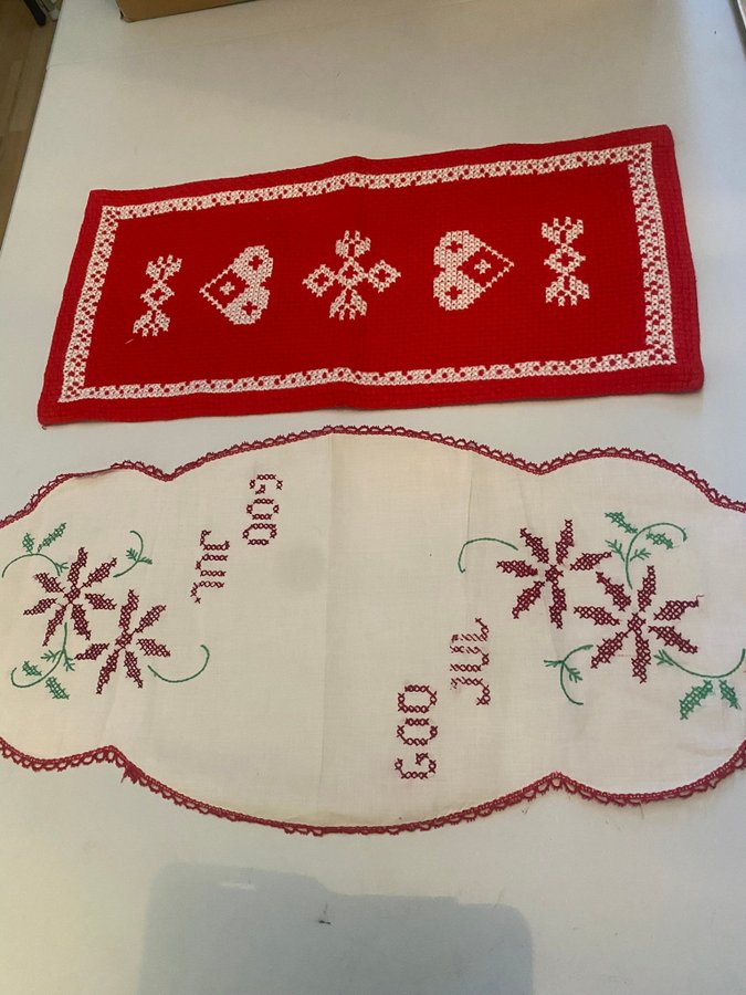 Två stycken broderade juldukar