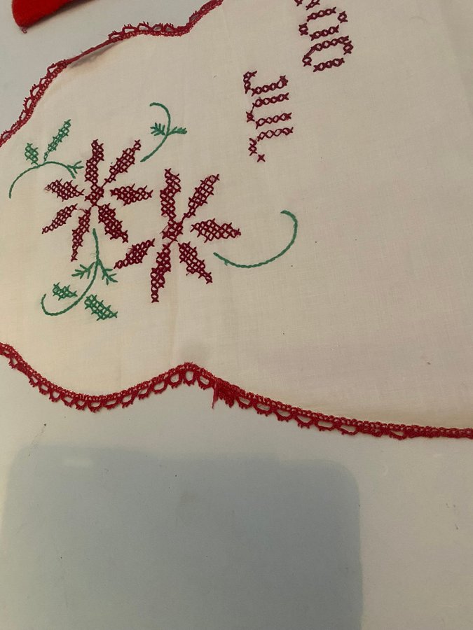 Två stycken broderade juldukar