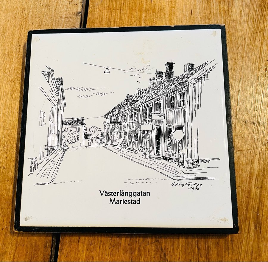 Porslinsplatta Västerlånggatan Mariestad 15x15 cm/ samlare/ Stig Gitse 1976