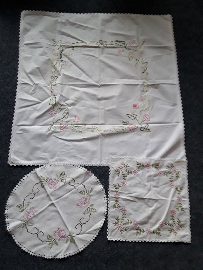 Broderade dukar retro/ vintage 3 st 75x75 cm liten fläck32x32 cmoval 40x35