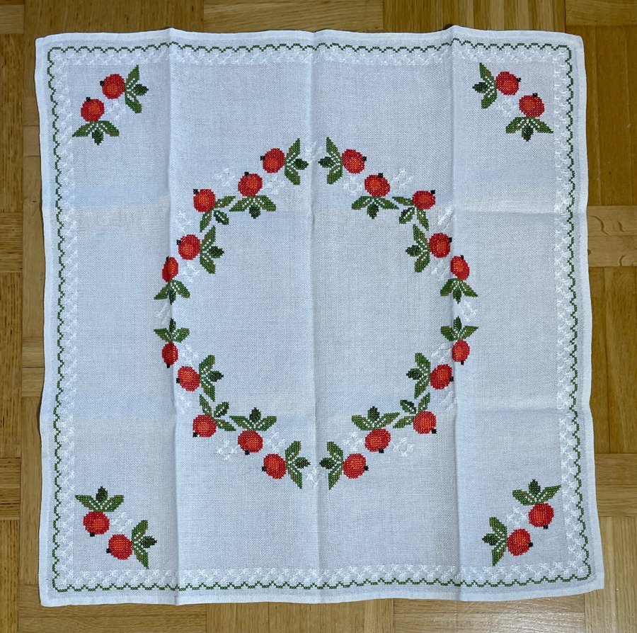 Äldre broderad linneduk med äpplen 62 x 62 cm