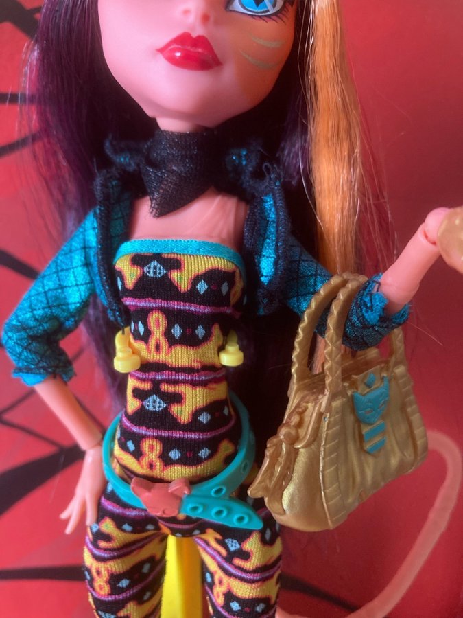 Monster High Freaky Fusions Cleolei Doll