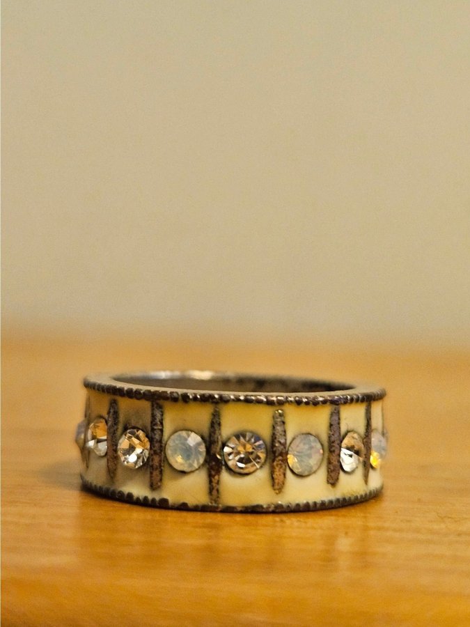 Glittrande gammal ring