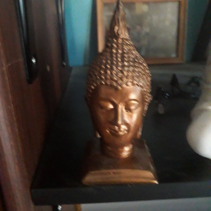 Buddhahuvud Staty i keramik.