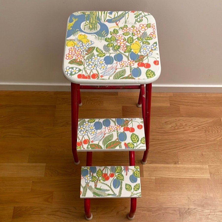 Vintage Stegpall Trappstege med Tapet Vit ”Paradiset” Josef Frank Svenskt Tenn