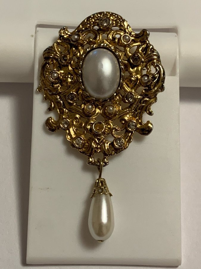 Golden Brooch with Faux Pearls.5X4