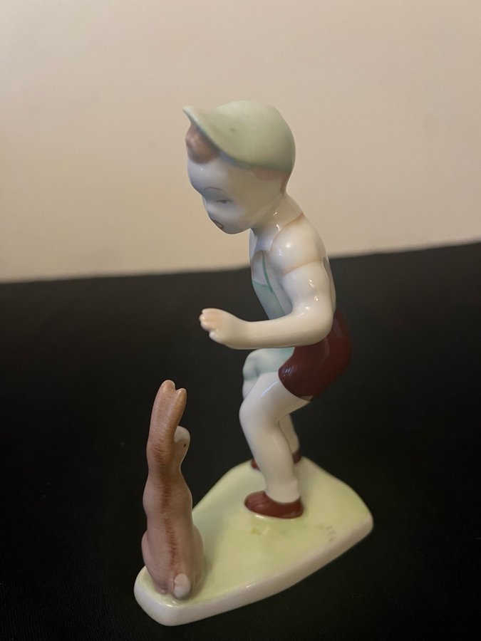 Porslinsfigur - Pojke med Kanin butapest Ungern porcelaine 15 cm höjd