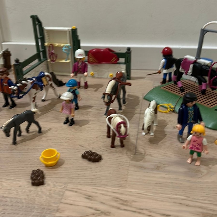 Playmobil Stora Hästset med Stall, Hästar, Figurer och Tillbehör