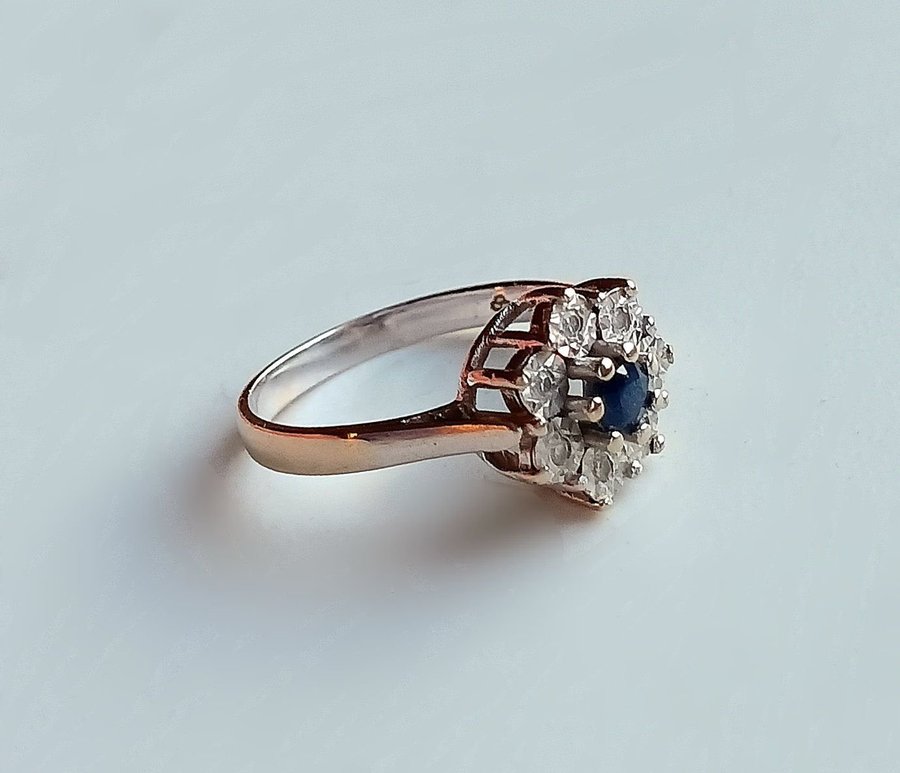 Mycket Vacker Diamant_Ring  Safir, Vitguld 18K. 16mm Ø 2,43 Gram. Toppskick!