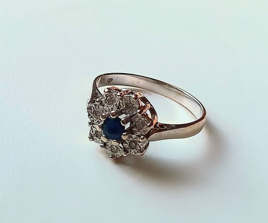 Mycket Vacker Diamant_Ring  Safir, Vitguld 18K. 16mm Ø 2,43 Gram. Toppskick!