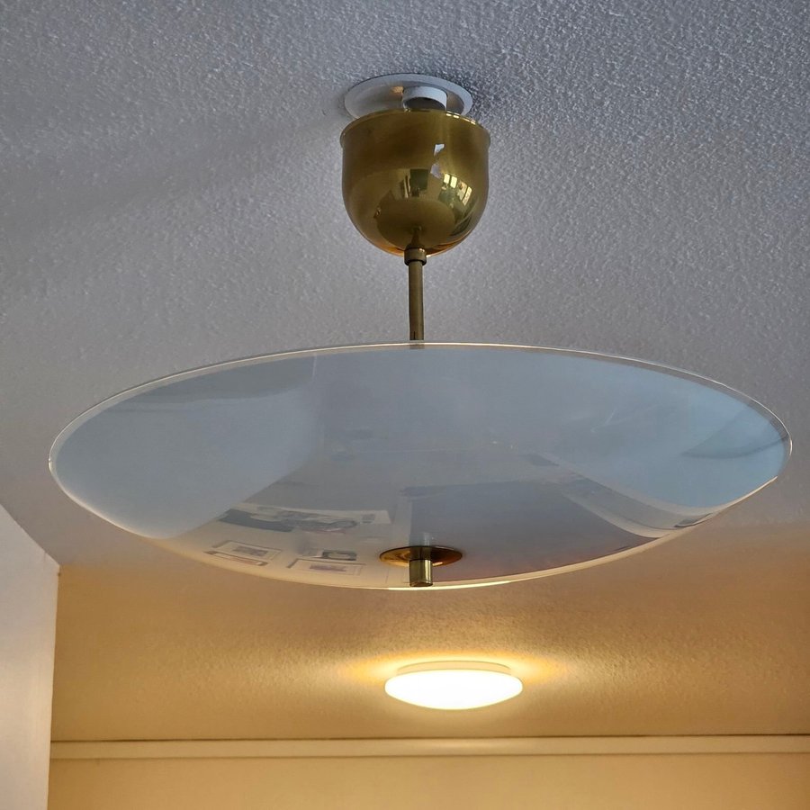 Takplafond Ikea 1900-tal Karin Mobring i frostat glas mässing taklampa kupa