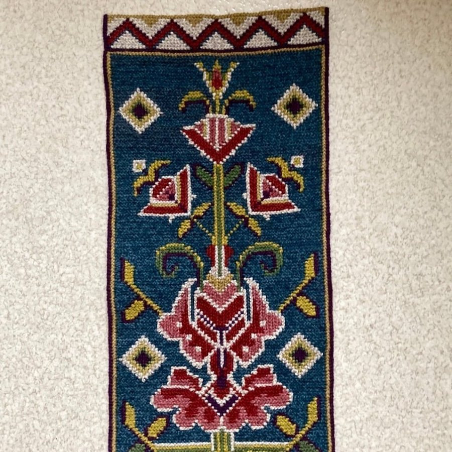 Fint TVISTSÖMS spjällband. BLOMMOR o PAR. Broderad med ullgarn.21 x 86 cm