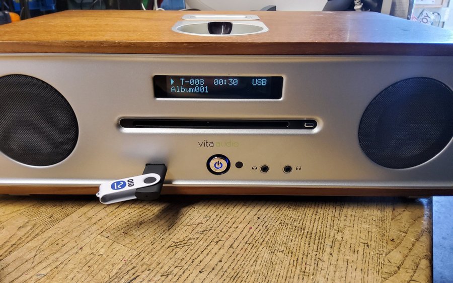 FM-DAB-USB-RADIO m fjärr.Mycket bra ljud! "vita audio" (defekt CD!)