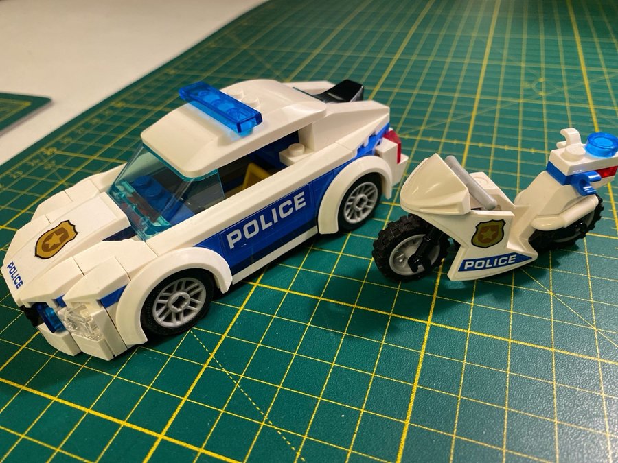 ”sänkt pris” Lego Polisbil och polismotorcykel