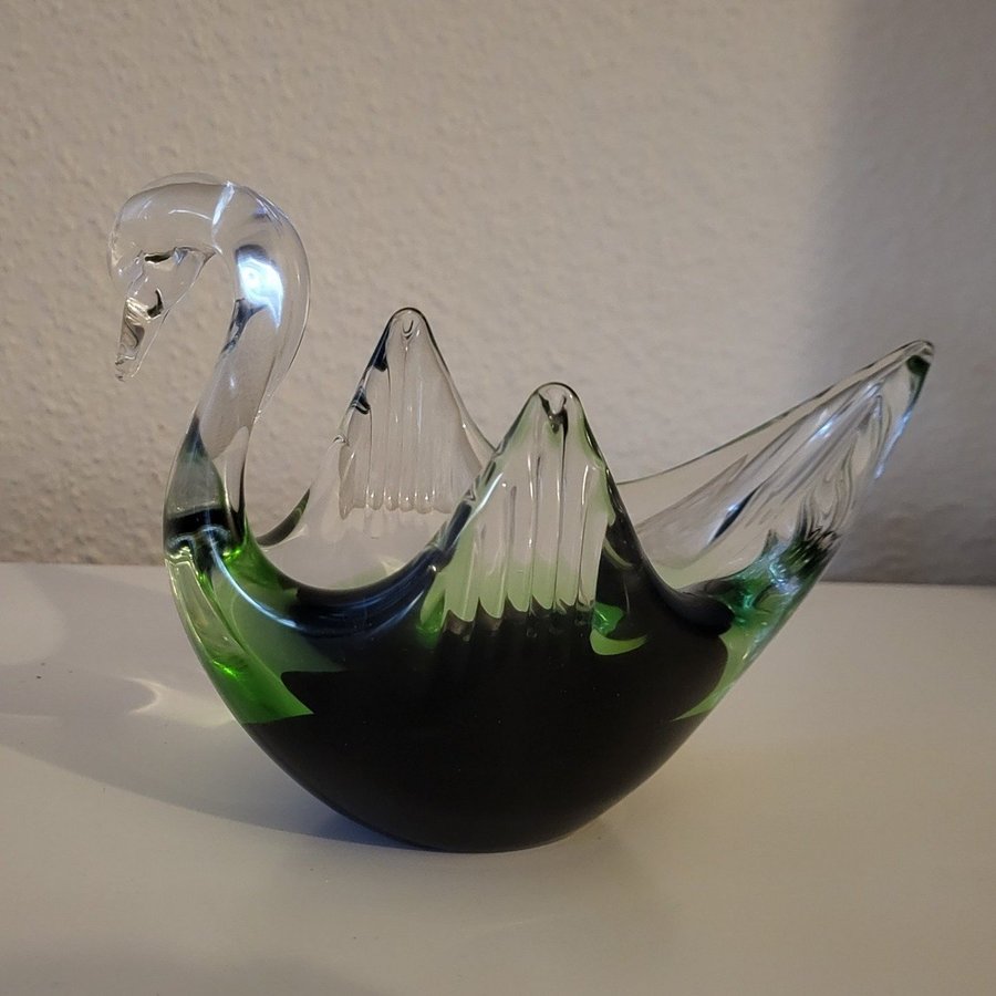 Konstglas / Grön svan av glas / Signerad "FM Ronneby Sweden"