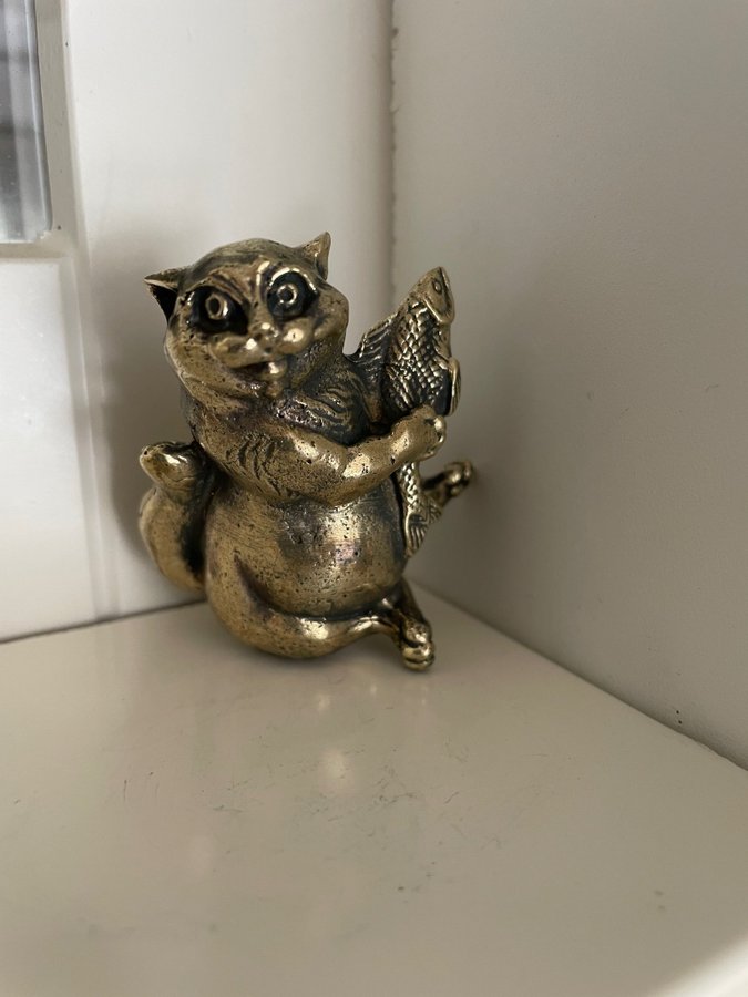 Mässing figur katt med fisk