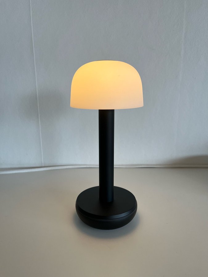 Trådlös bordslampa ifrån Humble