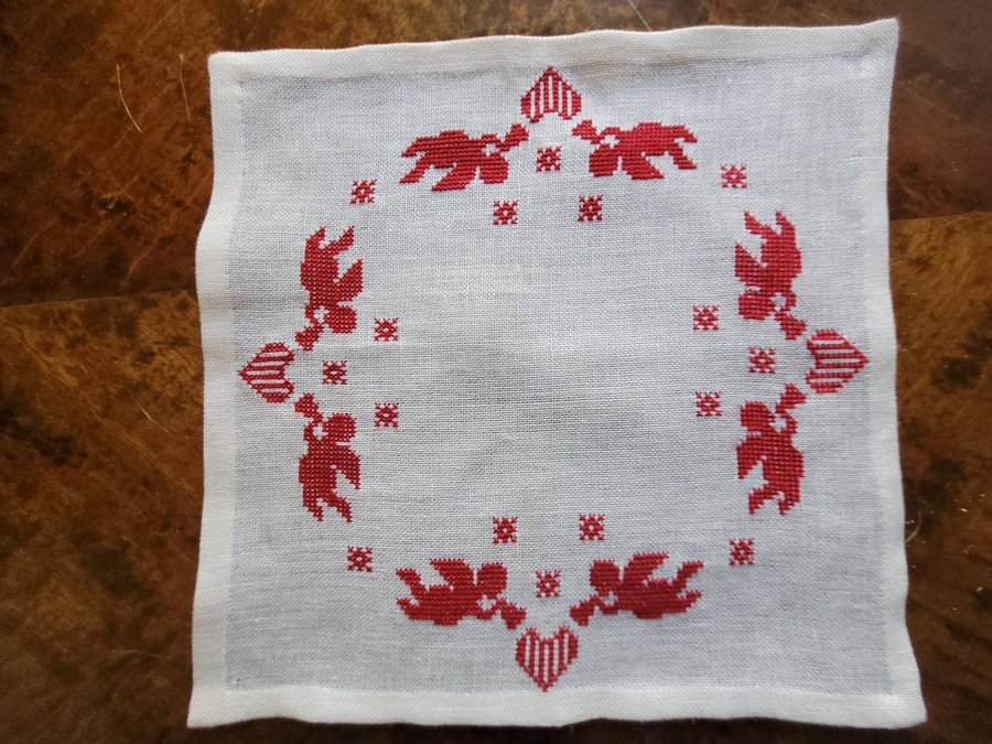 Söt handbroderad duk änglar hjärtan 27×27cm Jul